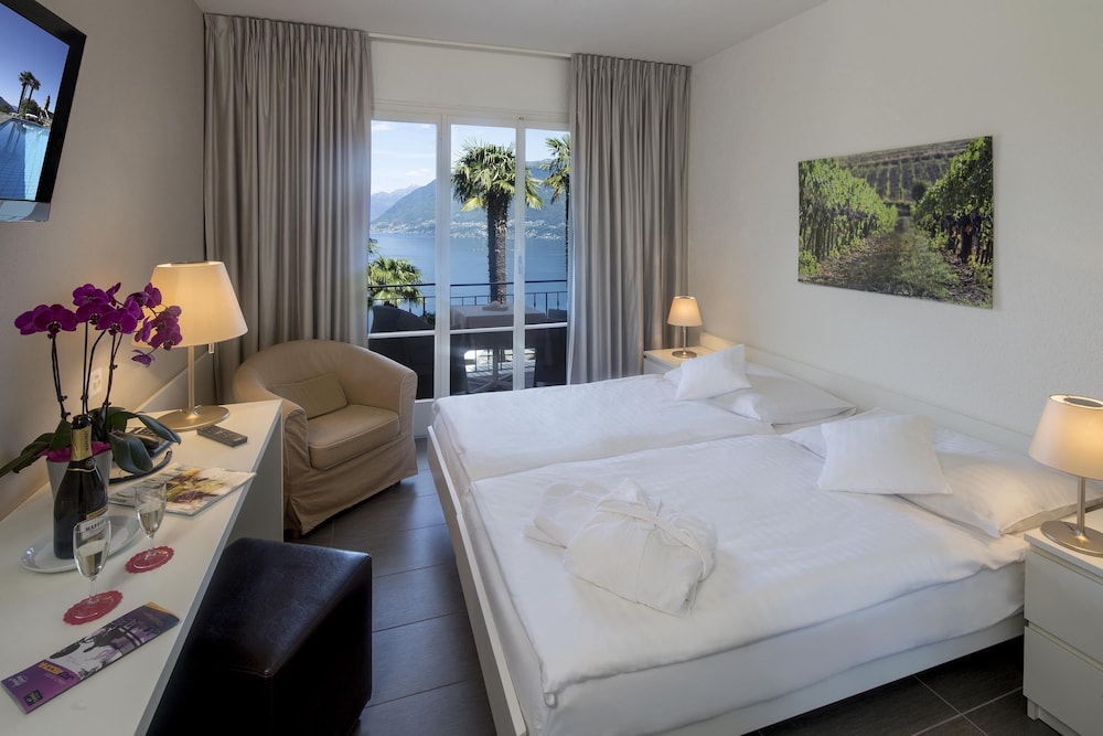 Modern Double With Lake View photo 1