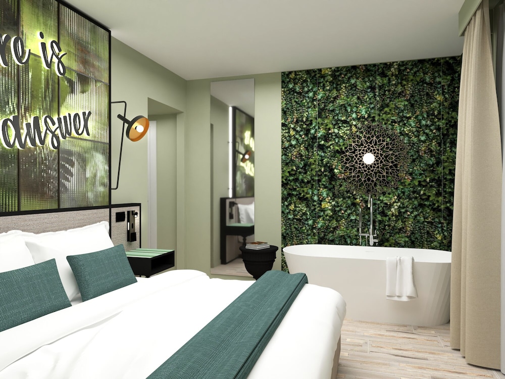 Superior Double Room (Bathtub and Shower) photo 3
