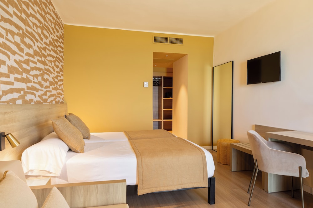 Twin Room, Balcony