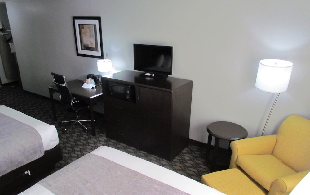 Basic Room, 2 Queen Beds, Non Smoking, Refrigerator & Microwave photo 3