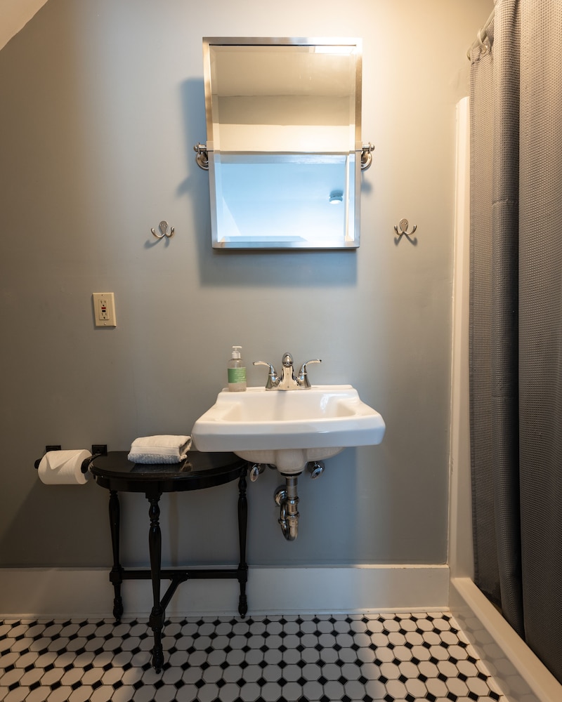 Mount Tom Room photo 2