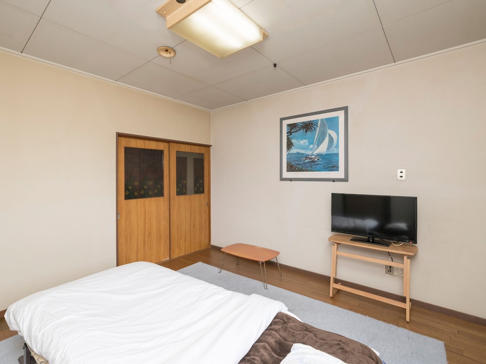 Western Room With Shared Washroom - Single (Smoking) photo 1
