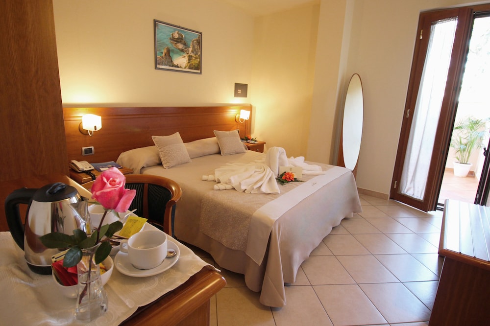 Superior Triple Room, Partial Ocean View photo 2