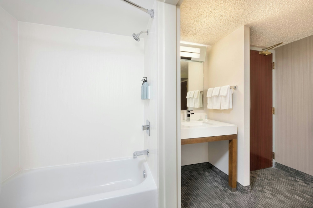 Room, 2 Queen Beds, Balcony (Mobility/Hearing Accessible, Tub) - Photo 11