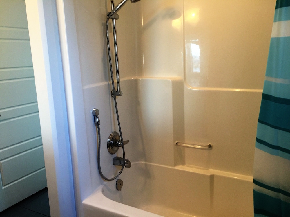 Classic Studio Suite, 4 Bedrooms, Hot Tub, Lake View photo 3