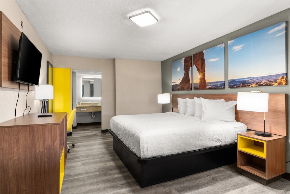 Room, 1 King Bed, Non Smoking - Photo 1
