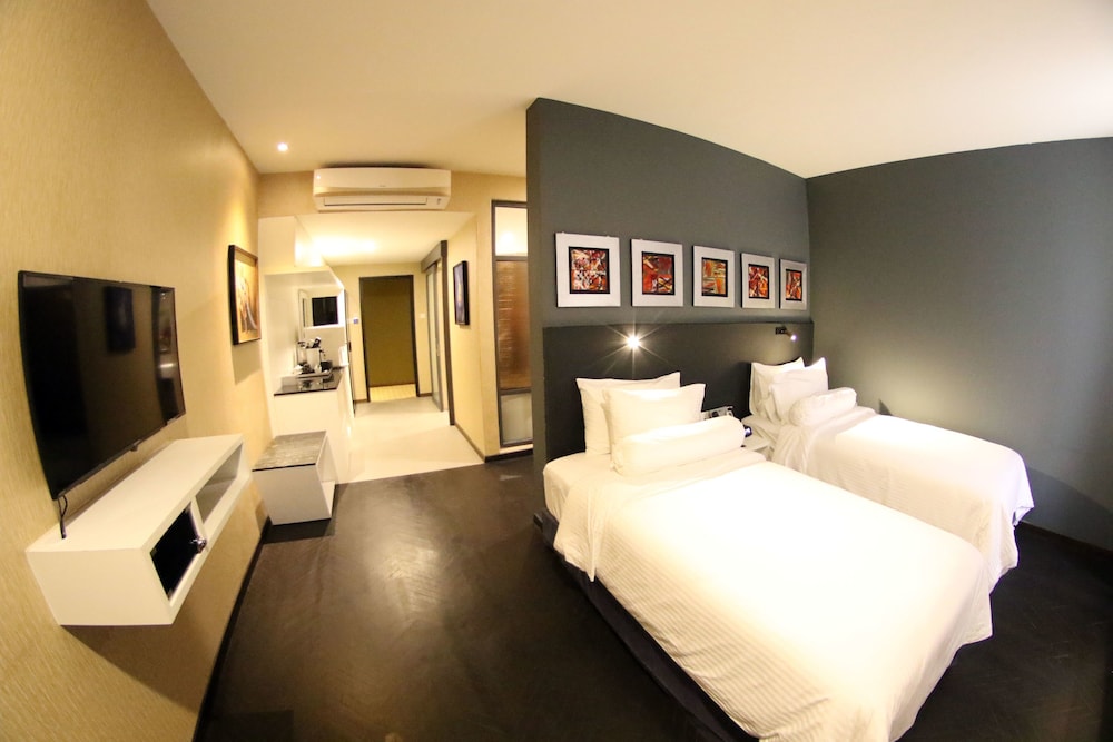 Executive Deluxe Room thumbnail 5