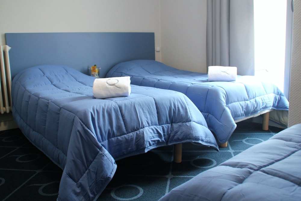 Economy Triple Room photo 2
