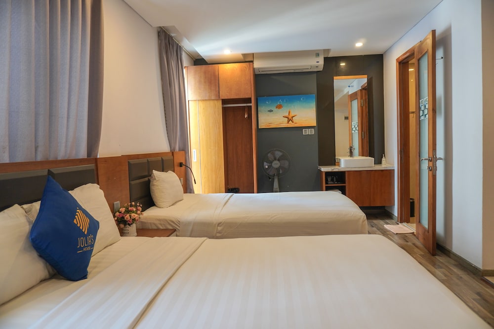 Family Room, Multiple Beds - Photo 6