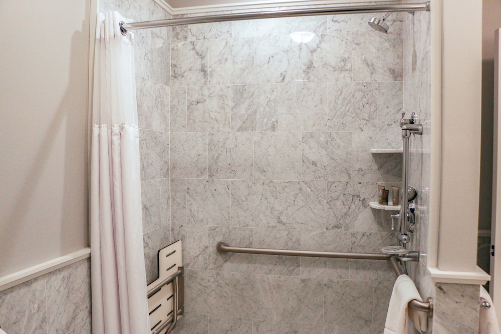 Executive Room, 1 King Bed, Accessible - Photo 6