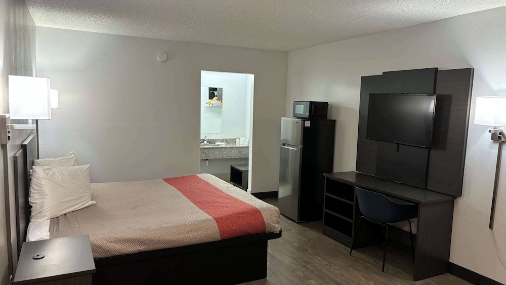 Standard Room, 1 Queen Bed, Accessible, Non Smoking - Photo 2