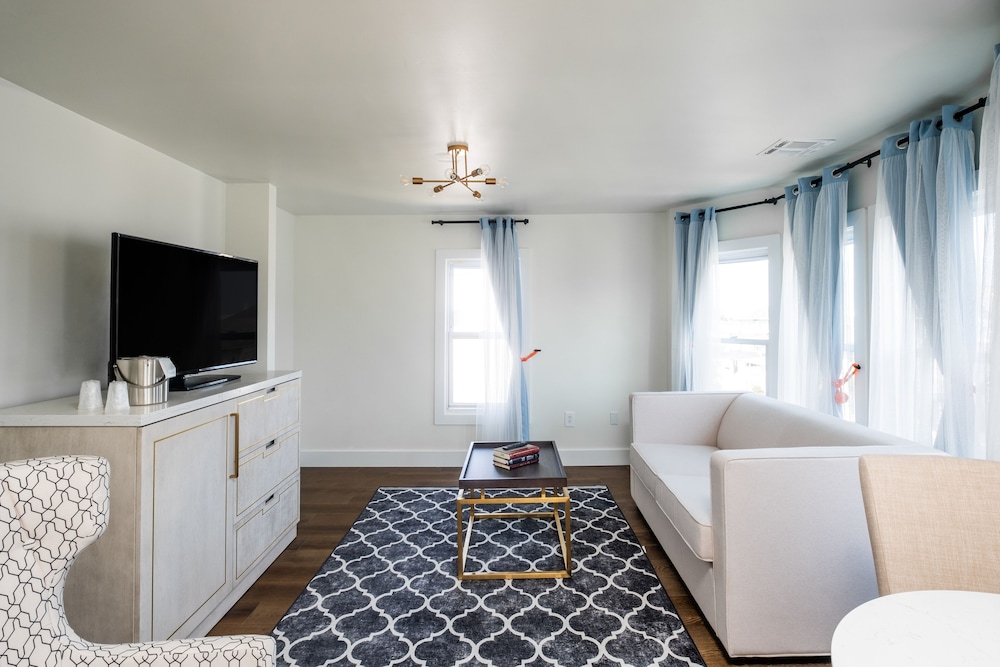 Sun King Suite photo 2