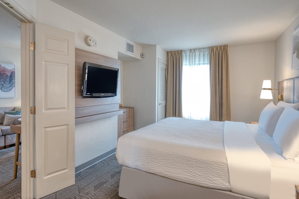 Suite, 1 King Bed - Photo 1