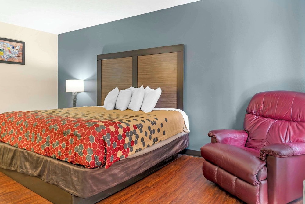Standard Room, 1 King Bed, Non Smoking photo 2