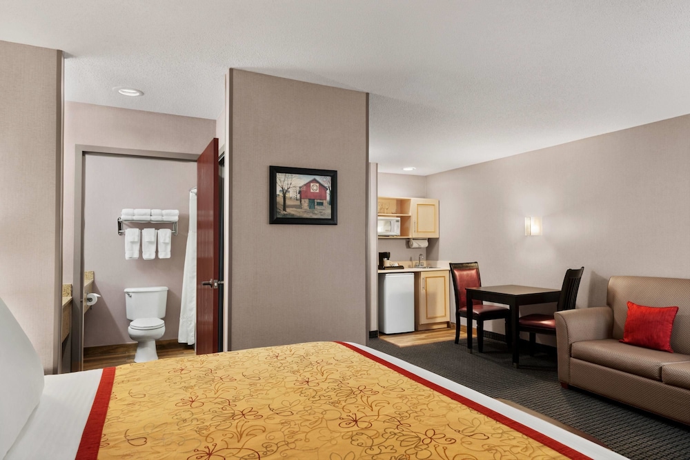 Suite, 1 Queen Bed, Non Smoking (Accessible) - Photo 3