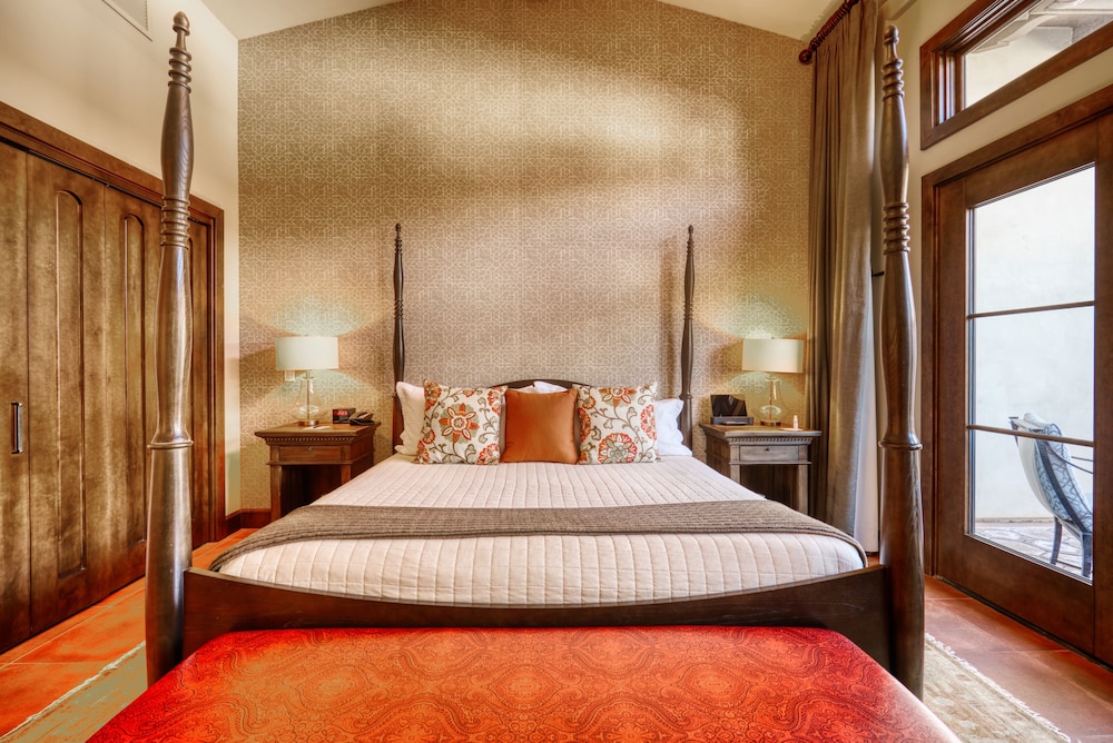 Luxury Double Room, 1 King Bed, Patio, Courtyard Area photo 2
