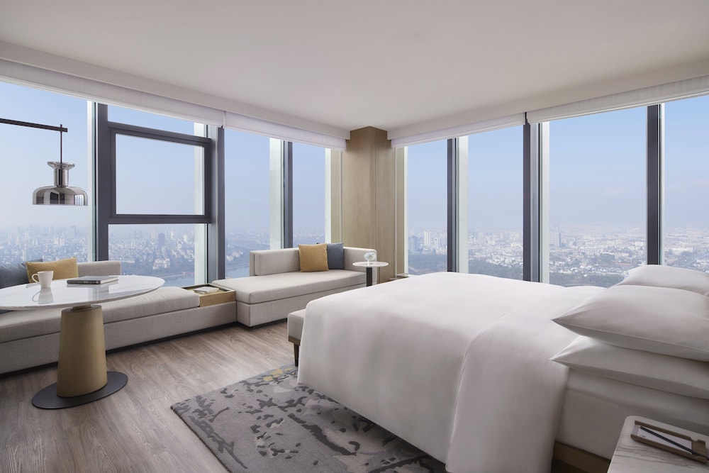 Deluxe Room, 1 King Bed, Corner - Photo 1
