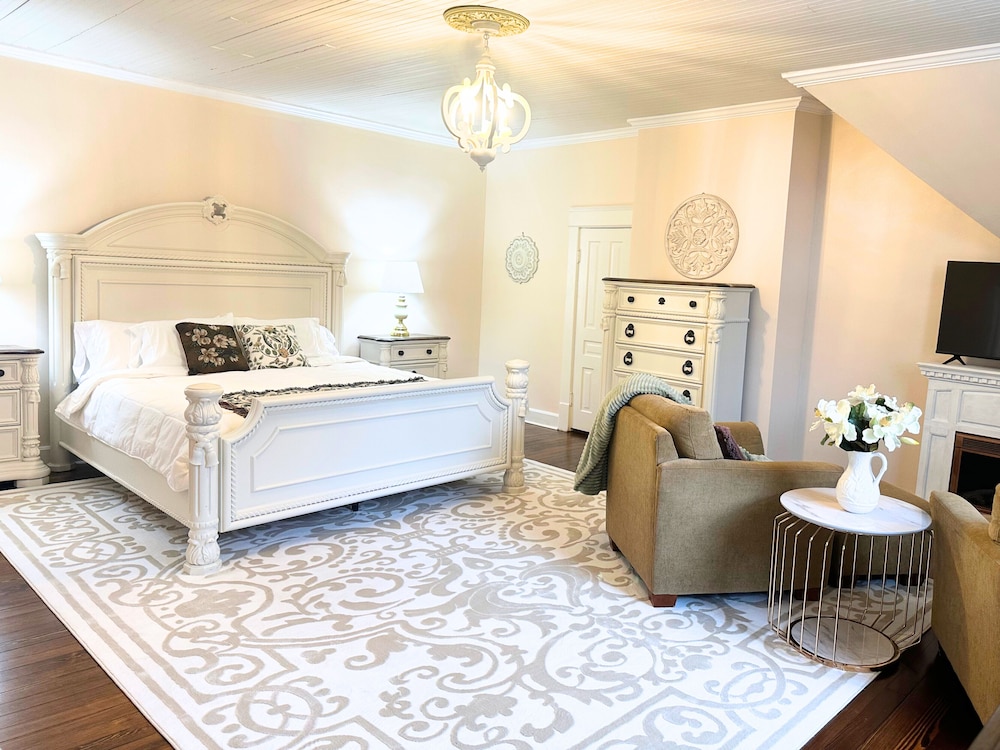 Luxury Suite, 1 King Bed, Private Bathroom