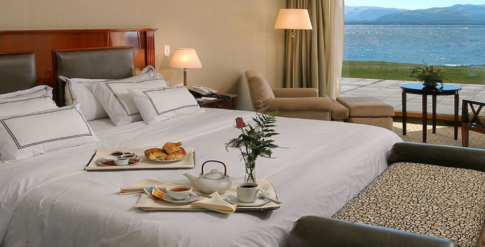 Comfort Suite, 1 King Bed, Lake View photo 3