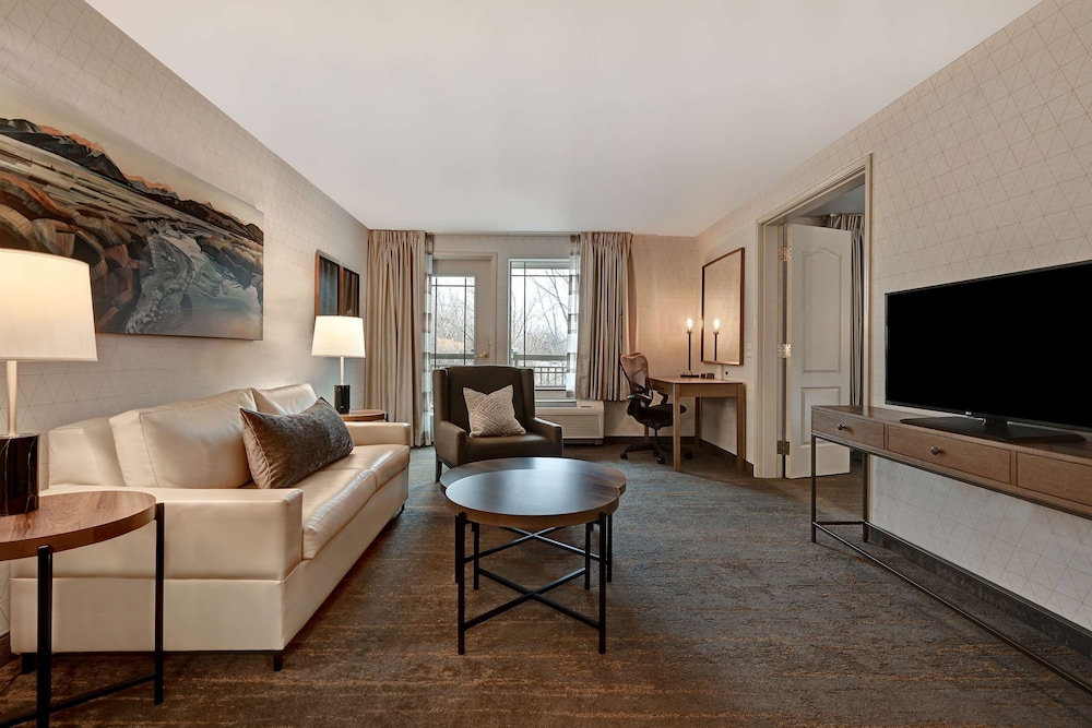 Corporate Suite One King Bed River View photo 2