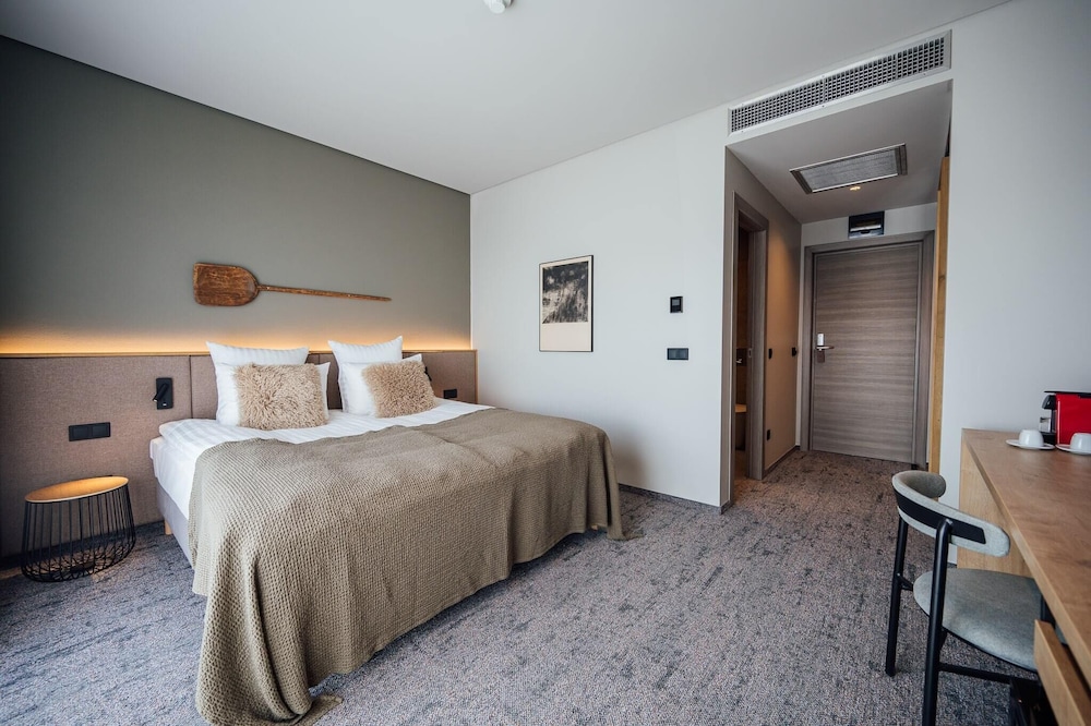 Deluxe Room, 1 Queen Bed photo 1
