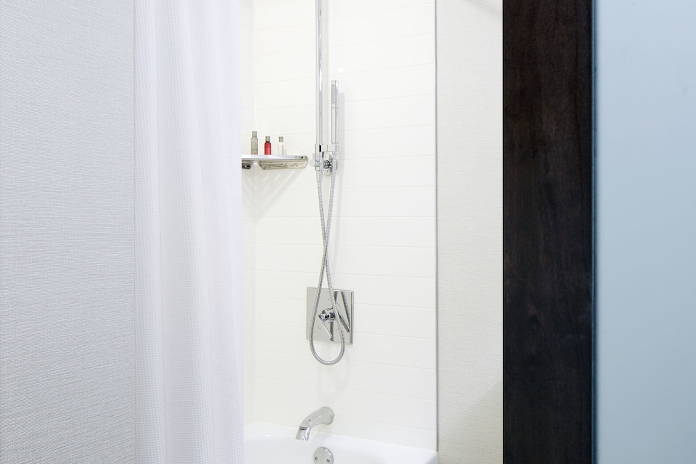 Room, 1 King Bed (Mobility/Hearing Accessible, Tub) - Photo 4