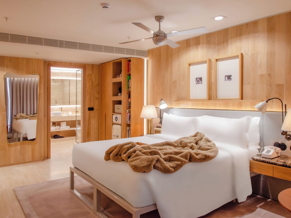 Contemporary Deluxe Room - Photo 3