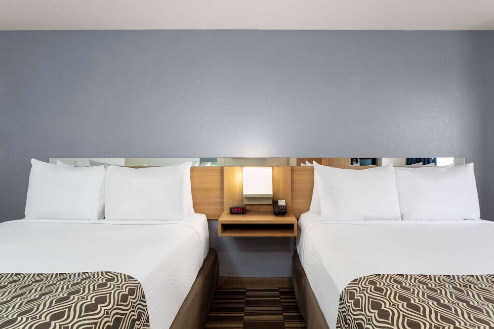 Room, 2 Queen Beds, Non Smoking - Photo 2