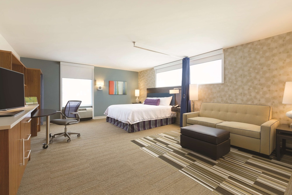 Premium Studio, 1 King Bed, Accessible, Bathtub (Mobility)
