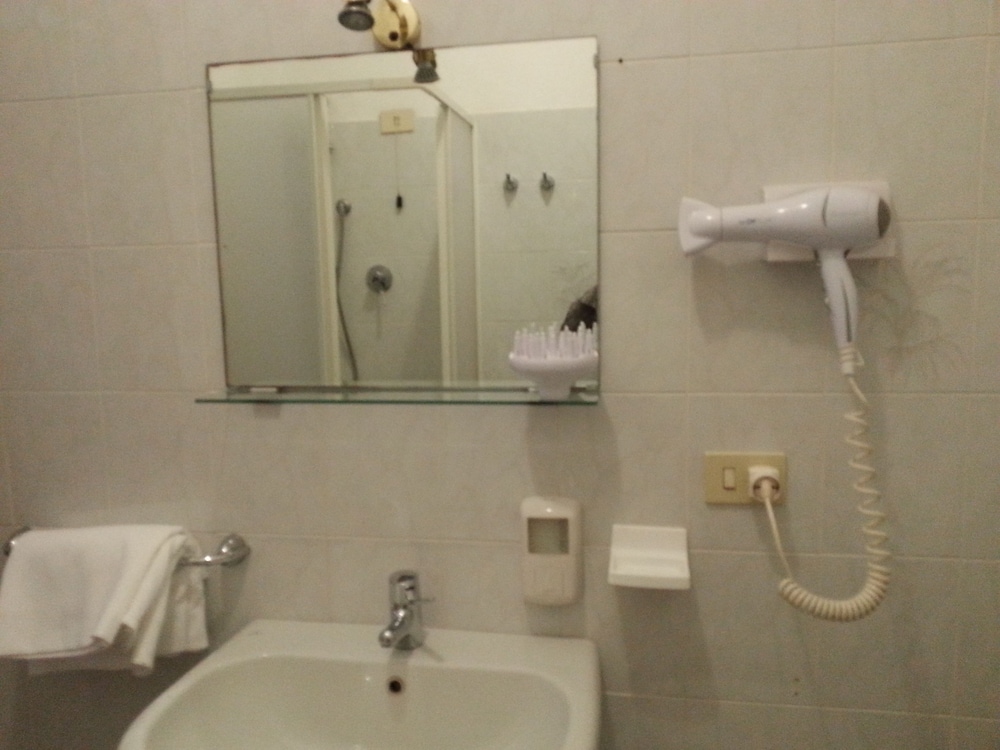 Basic Double Room, Multiple Beds photo 3