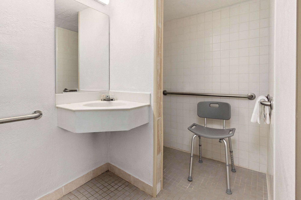 Room, 1 King Bed, Accessible, Non Smoking (Mobility, Bathtub W/Grab Bars) - Photo 4