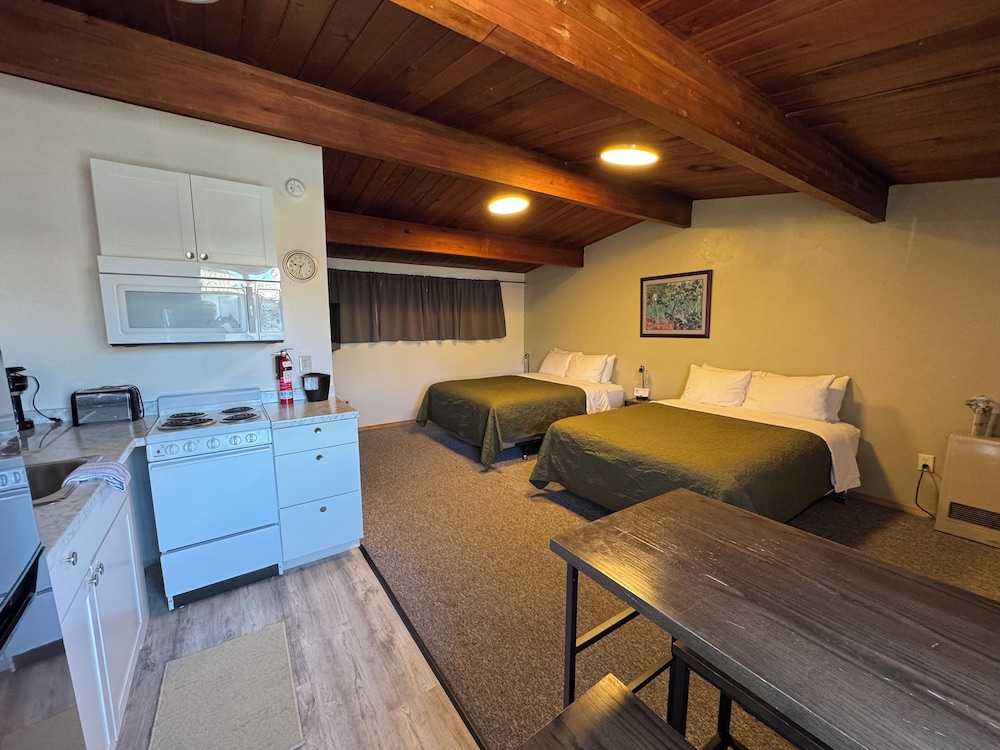 Premium Cabin, 2 Queen Beds photo 3
