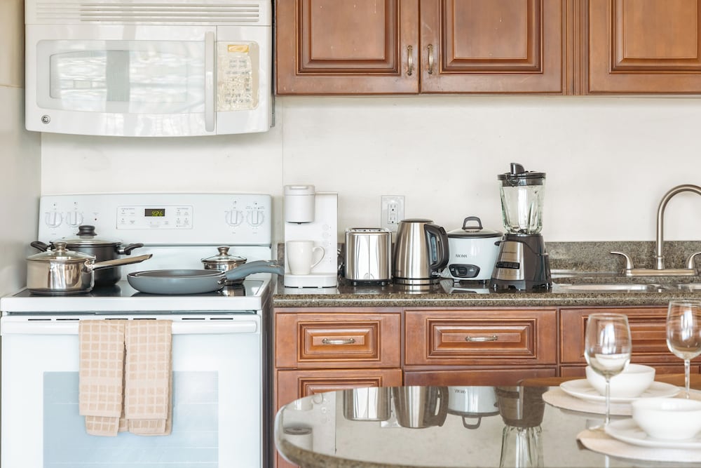 High Floor Mountain View Condo with 2 Beds and Parking: Apartment, 1 Bedroom, Balcony, Mountain View (0172) photo