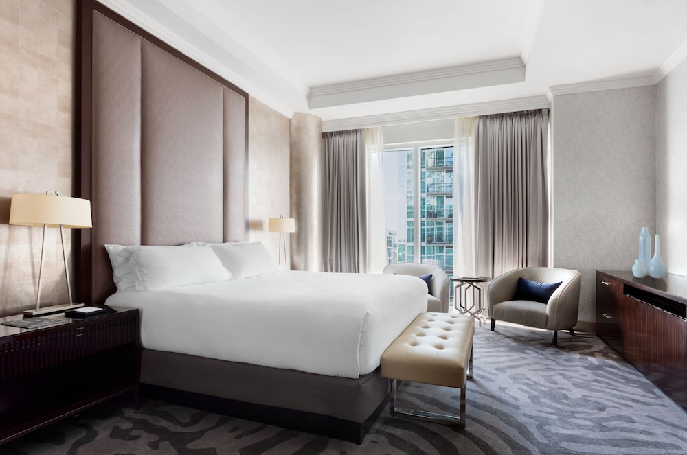 Premium Room, 1 King Bed - Photo 4