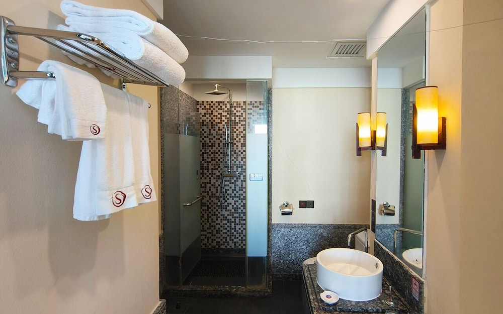Deluxe City View Double Bed Room - Photo 6