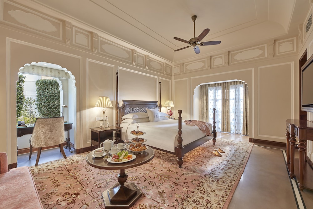 Deluxe Room, 1 King Bed (Royal Villa) photo 1