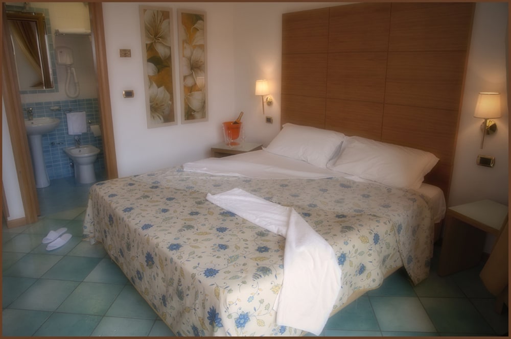 Standard Double or Twin Room - Photo 2