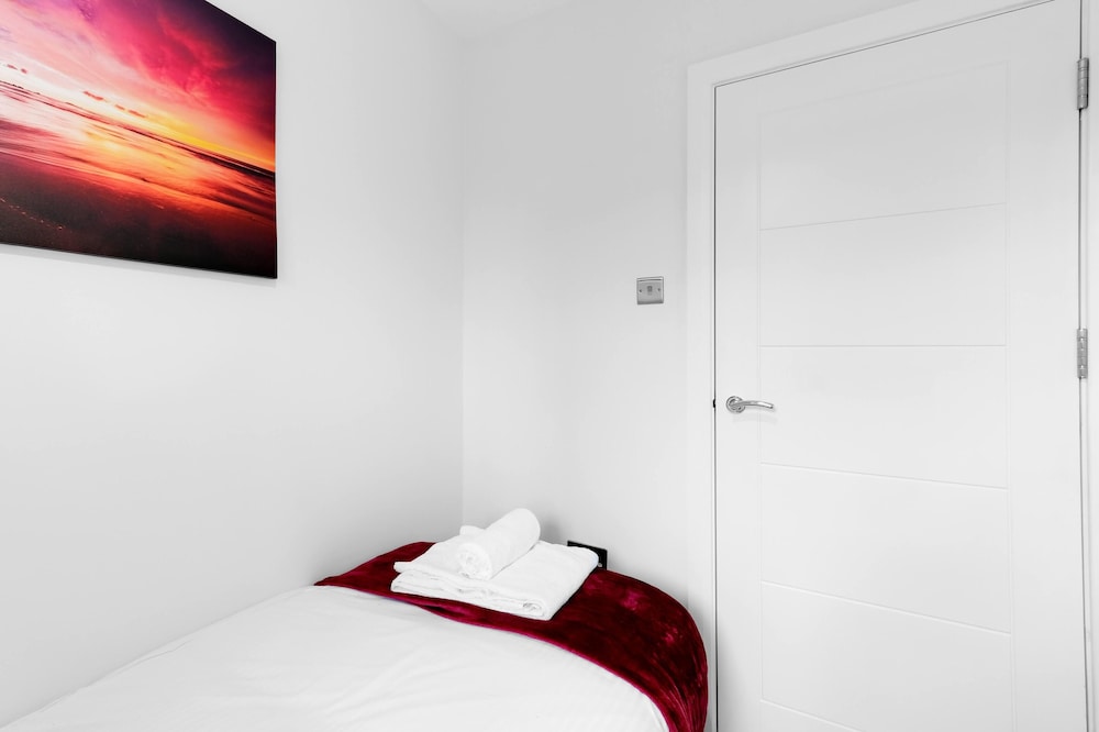 House, 4 Bedrooms photo 2