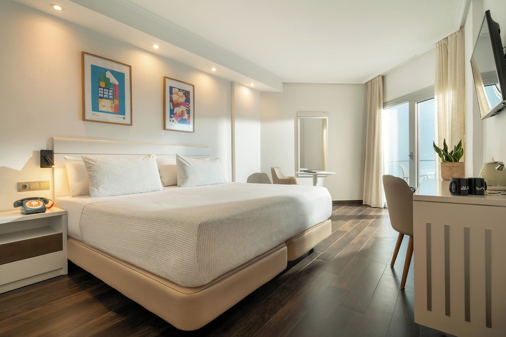 The Innside Connecting Room Harbour View (2+4) thumbnail 6