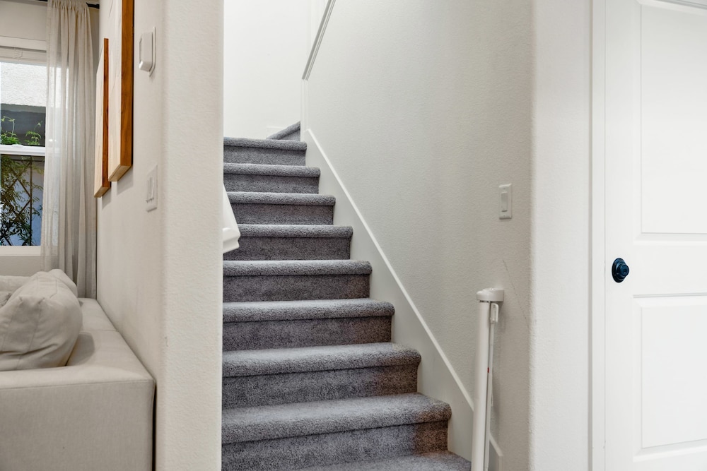 Modern 4BR Home Nr Airport DT w Fire Pit, Billede 46