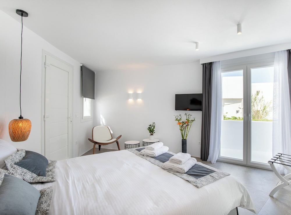 Deluxe Suite, Partial Sea View