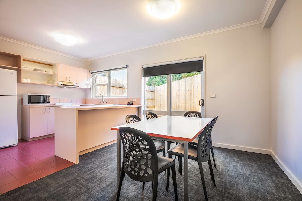 Two Bedroom Apartment ( 1 King, 1 Queen, 1 Single, & 1 Sofa bed) photo 3