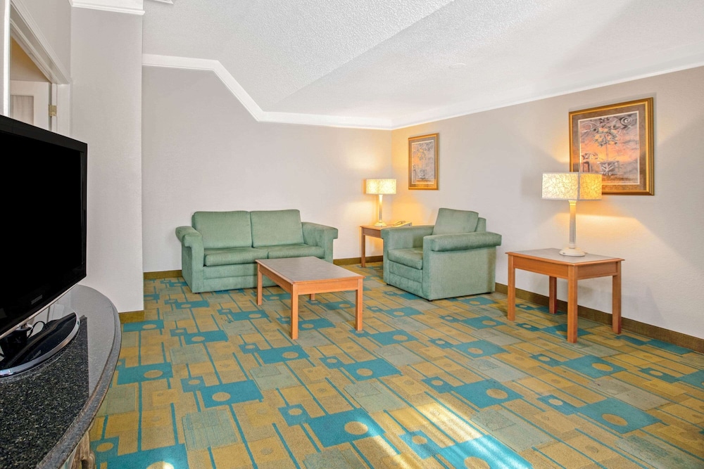 Suite, 1 King Bed, Non Smoking - Photo 3