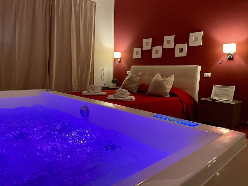 Luxury Suite, Jetted Tub