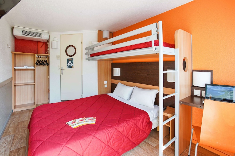 Standard Room, 1 Double Bed (1 Double and 1 Single bed) photo 2