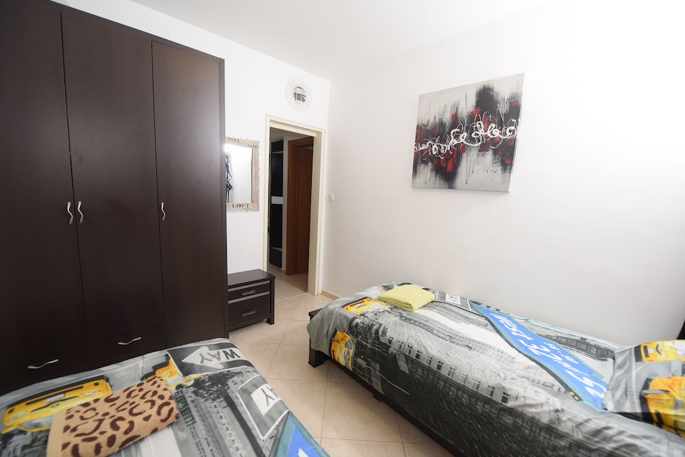Family Apartment, 2 Bedrooms, Terrace (Avney Hoshen 2)