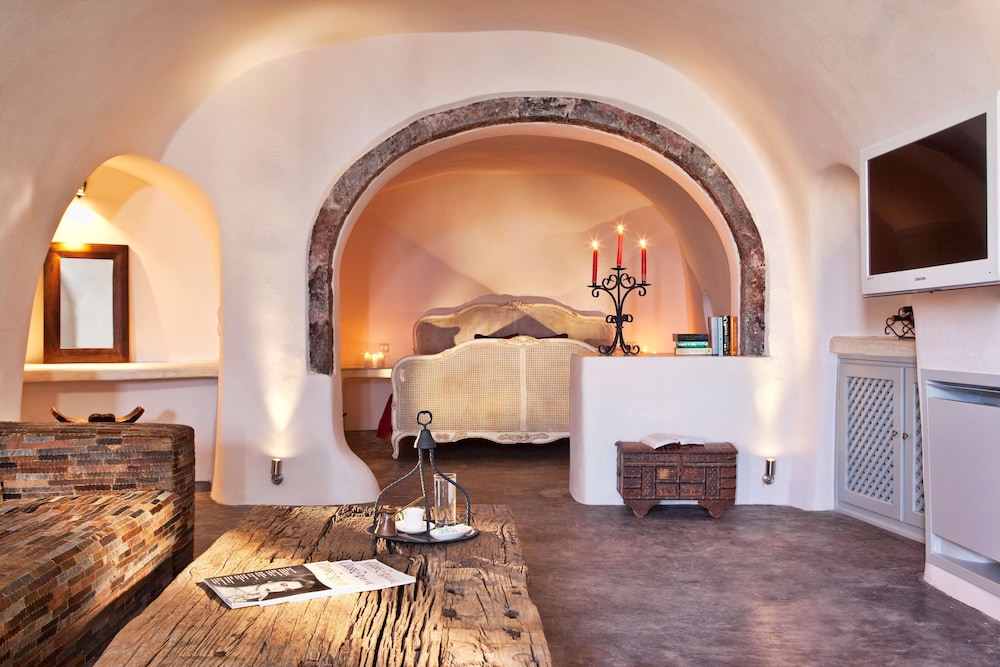 Deluxe Suite with Indoor Hot tub - Photo 5