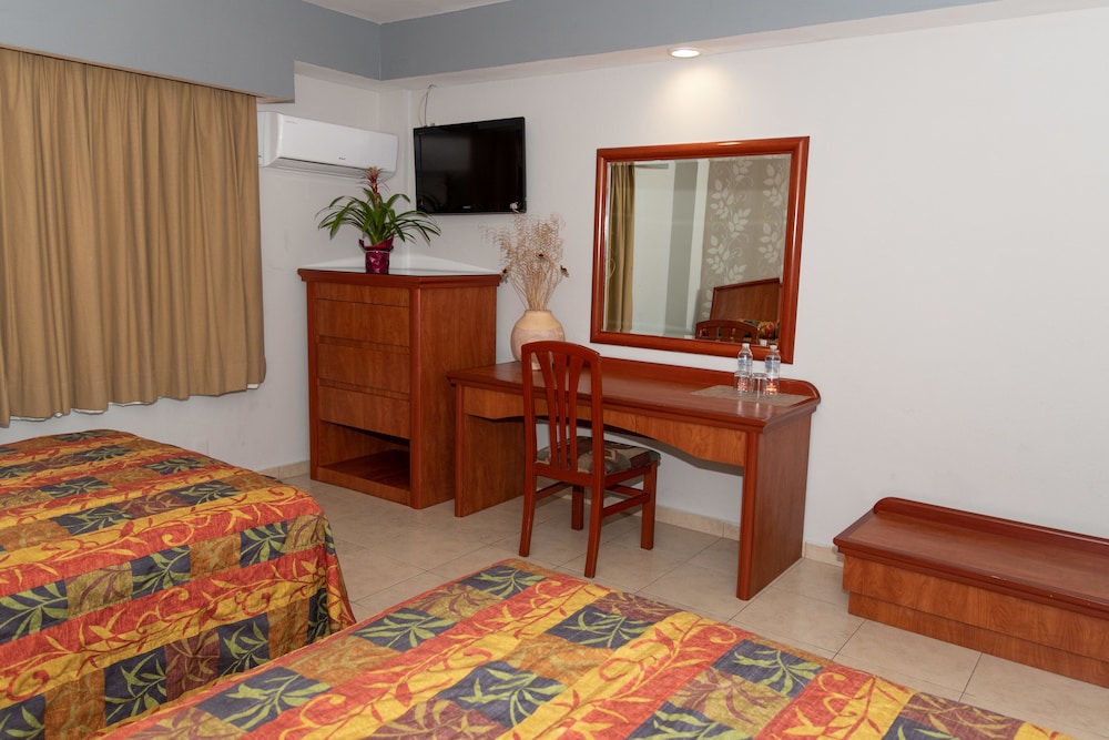 Standard Room, 2 Queen Beds photo 3