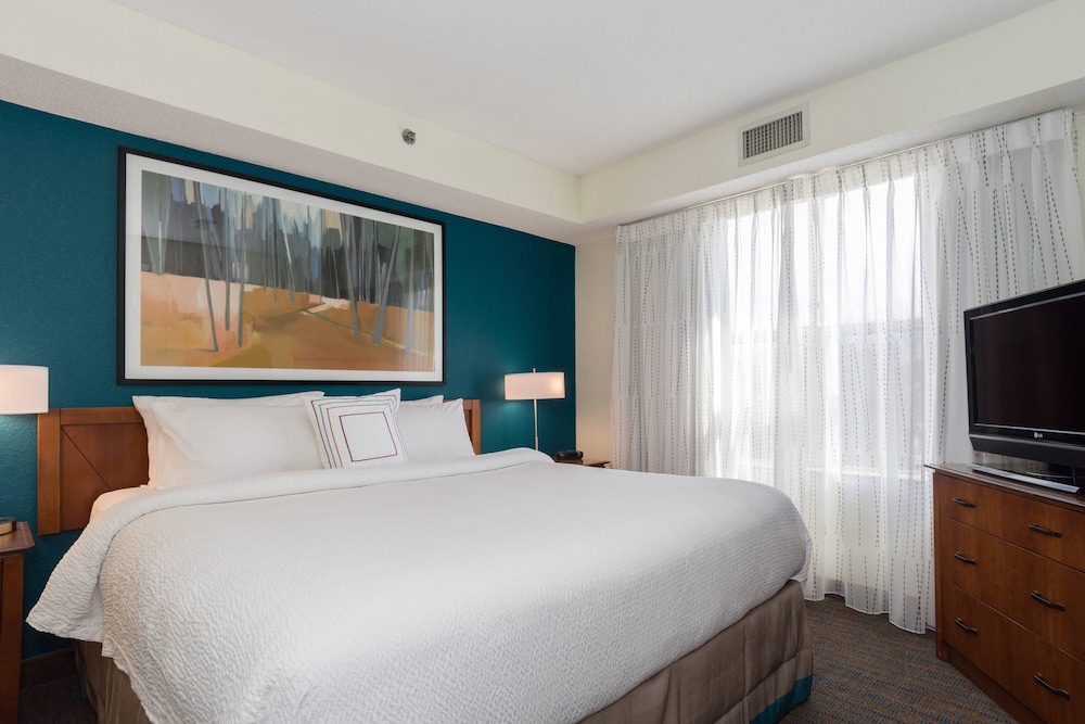 Suite, 2 bedroom, 1 King bed,1 Queen bed with a sofa bed, Fireplace (Mobility/Hearing Accessible,tub photo 3