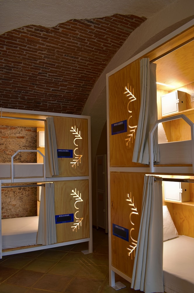 1 bed in 6-Bed Mixed Deluxe Dorm Ensuite photo 1